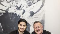 Kevin Diks (kiri) menandatangani kontrak dengan Borussia Monchengladbach berdurasi lima tahun. (Dok. Borussia)