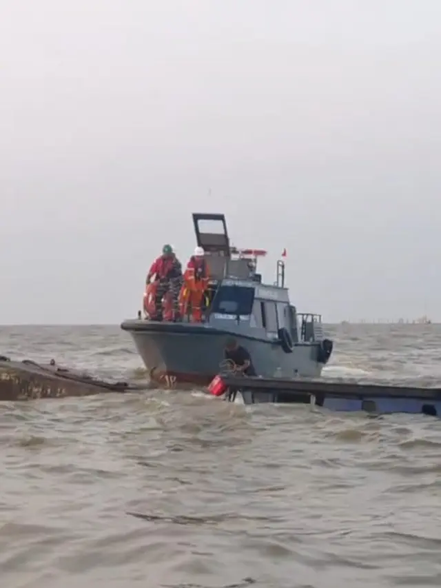 Enam awak kapal selamat setelah kapal mereka tenggelam di Delta Mahakam. Tim Pertamina Hulu Mahakam langsung melakukan evakuasi. (Dok PHM)