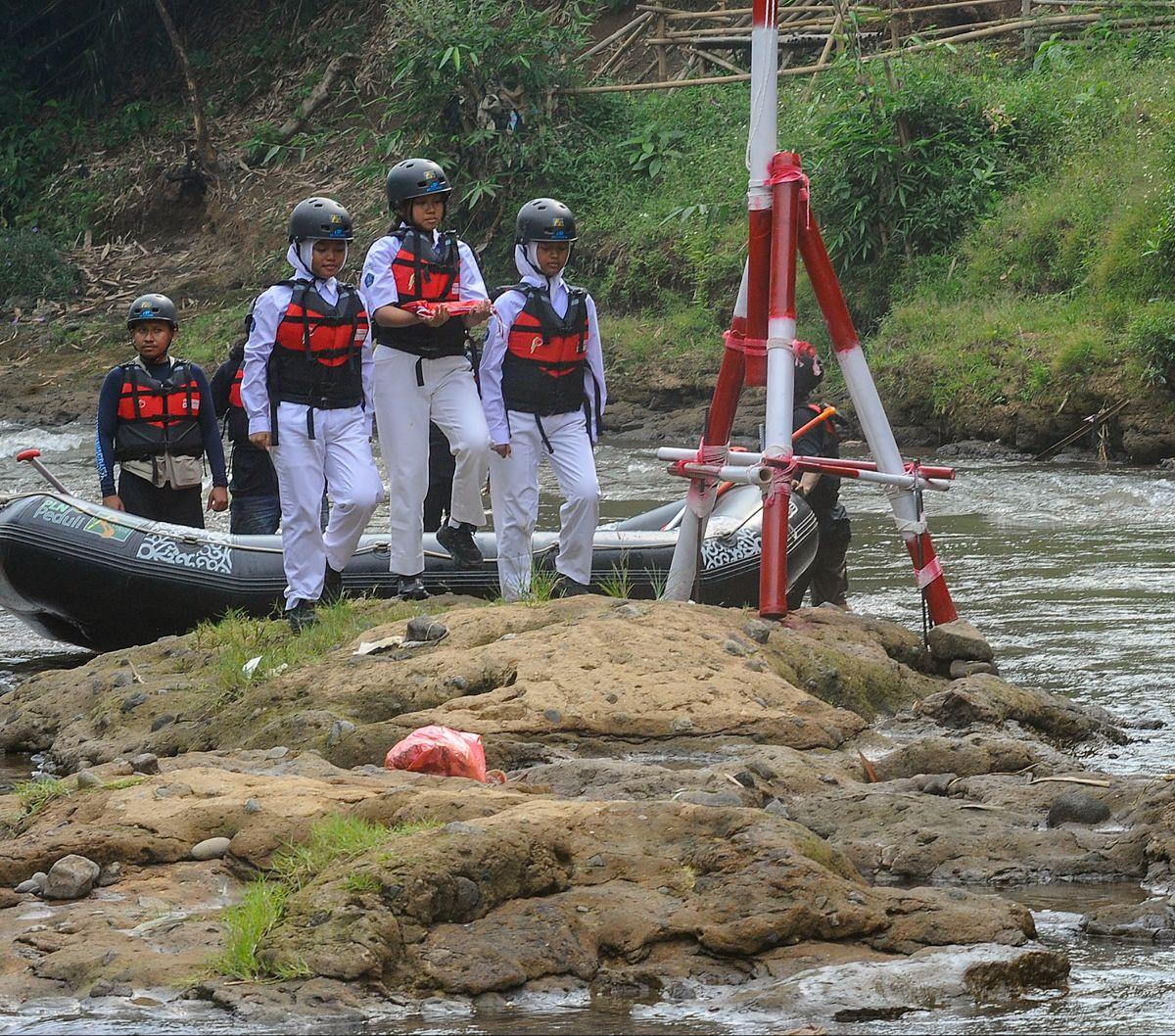 Peserta bersiap mengibarkan bendera selama upacara peringatan HUT ke-79 Kemerdekaan RI di Sungai Ciliwung, GDC, Depok, Jawa Barat, Senin (17/8/2020). Kegiatan upacara peringatan HUT ke-79 Kemedekaan RI di Sungai Ciliwung ini&nbsp; diselenggarakan oleh Kom