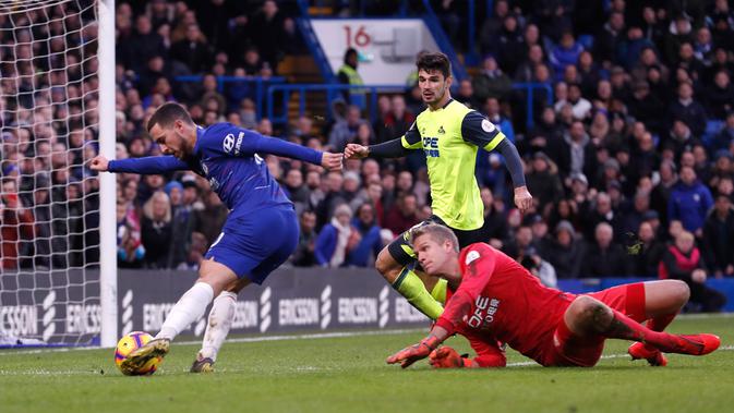 Pemain Chelsea, Eden Hazard mencetak gol ke gawang Huddersfield Town saat bertanding dalam lanjutan Liga Inggris di Stadion Stamford Bridge, London, Sabtu (2/2). Chelsea kembali ke empat besar klasemen. (AP Photo/Alastair Grant)
