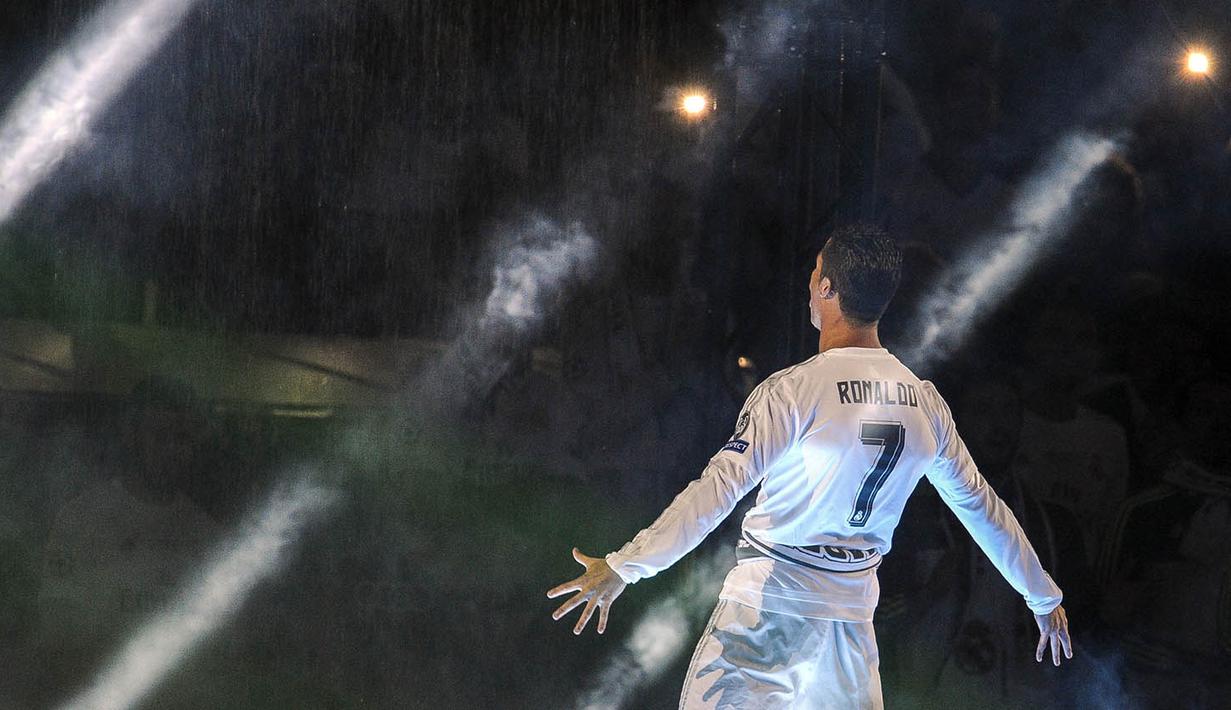 Dengan menjadi olahragawan terkaya dunia, Cristiano Ronaldo, mengungguli rivalnya di dunia sepak bola, Lionel Messi yang berada pada posisi kedua terkaya. (AFP/Pedro Armestre)