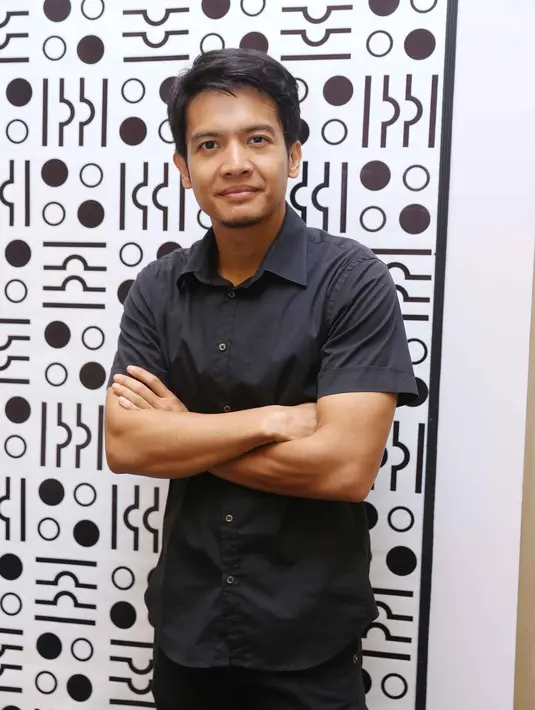 "Porsinya harus sama mau kandung atau adopsi, siap gak kita. Kalau aku sih menyerahkan sama istri, dia juga nyaman. Dan yakin dengan yang normal dan semua dari Allah. Pondasinya agama. Kita serahkan sama Allah aja,” ujar Dimas. (Nurwahyunan/Bintang.com)