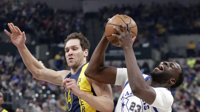 Bojan Bogdanovic (Kiri) berduel dengan Draymond Green