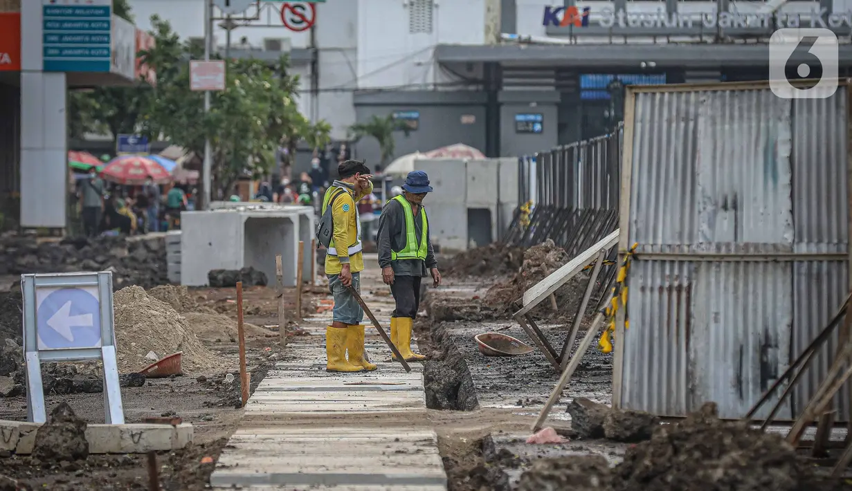 Pekerja membongkar jalur pedestrian di kawasan Kota Tua, Jakarta, Rabu (23/3/2022). Pemprov DKI Jakarta merevitalisasi pedestrian Kota Tua menjadi plaza pedestrian untuk mendukung program zona rendah emisi di destinasi wisata sejarah tersebut. (Liputan6.com/Faizal Fanani)