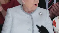 Ratu Elizabeth II duduk menonton pagelaran London Fashion Week 2018, Selasa (20/2). Nenek Pangeran William tersebut pun tampak bersemangat dan sesekali bertepuk tangan melihat fashion show dari desainer yang dihadirkan. (Yui Mok/Pool photo via AP)