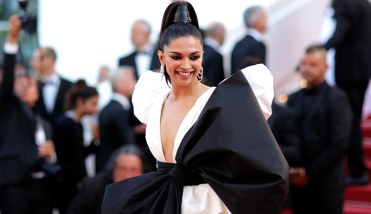FOTO: Curi Atensi, Deepika Padukone Kenakan Pita Raksasa di Karpet