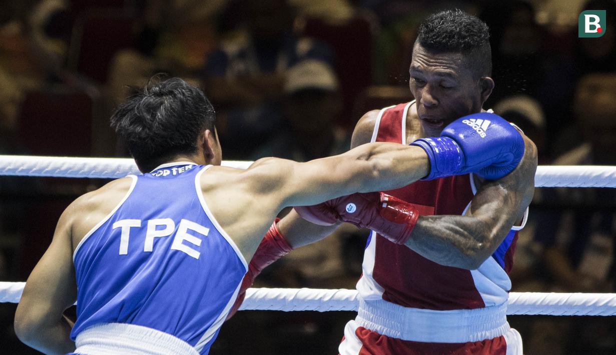 Petinju Taiwan, Chia-Wei Kan, memukul petinju Indonesia, Brama Betaubun, pada Invitation Tournament Asian Games di JiExpo Kemayoran, Jakarta, Senin (12/2/2018). Petinju Indonesia kalah 1-4 dari petinju Taiwan. (Bola.com/Vitalis Yogi Trisna)