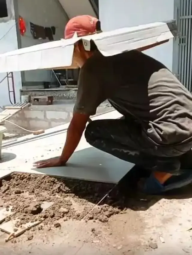 6 Potret Alat Pelindung Kepala Tukang Bangunan Ini Nyeleneh, Bikin Geregetan