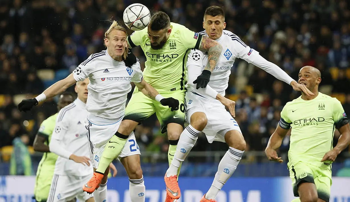 Bek Manchester City, Nicolas Otamendi, duel udara dengan pemain Dynamo Kiev, Domagoj Vida. Kemudian gol kedua dicetak oleh David Silva pada menit ke-40. (Reuters/Gleb Garanich)
