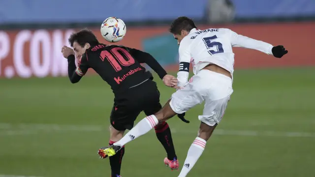 FOTO: Ditahan Imbang Real Sociedad 1-1, Real Madrid Gagal Gusur Barcelona di Posisi ke-2 - Raphael Vraane; Mikel Oyarzabal