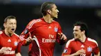 Hamburg's Jose Paolo Guerrero celebrates after scoring the opening goal against Manchester City during the UEFA Cup quarter-final second leg at the City of Manchester Stadium on April 16, 2009. AFP PHOTO/Adrian DENNIS
