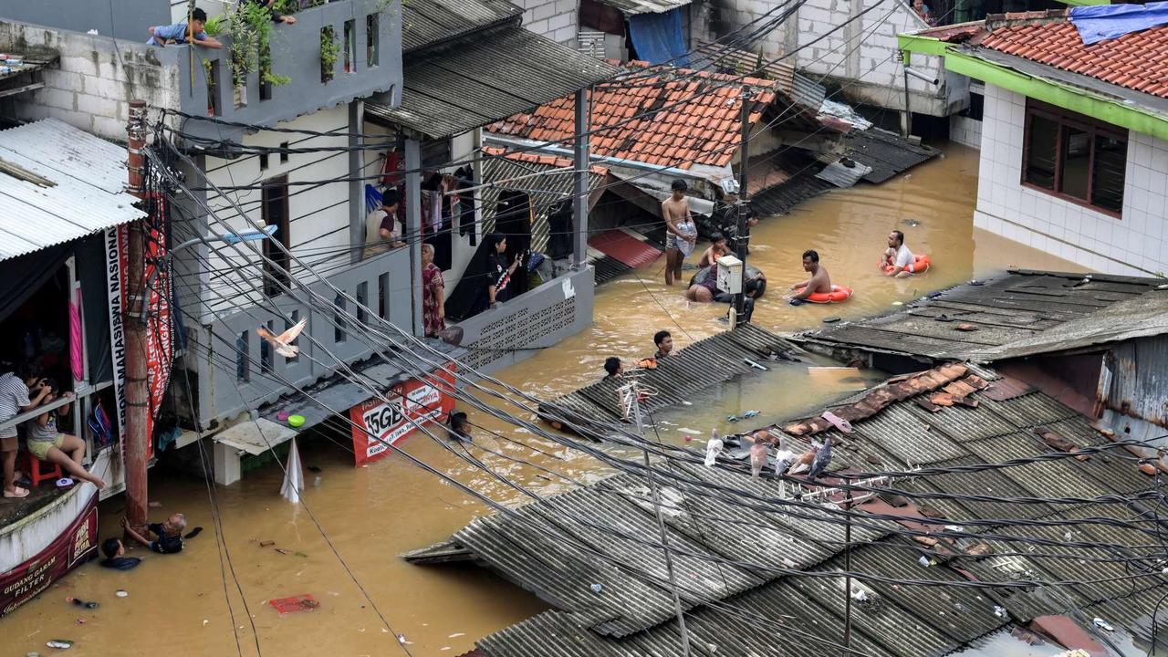 Banjir seatap rumah di Pasar Minggu