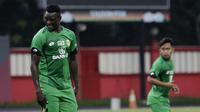 Striker Bhayangkara FC, Ezechiel N'Douassel, tampak kecewa usai gagal membobol gawang PSM Makassar pada laga uji coba di Stadion PTIK, Jakarta, Rabu, (5/2/2020). Bhayangkara FC takluk 0-1 dari PSM Makassar. (Bola.com/M Iqbal Ichsan)