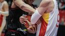 Pemain Timnas Basket Indonesia, Derrick Michael Xzavierro (kiri) berusaha merebut paksa bola dari pemain Timnas Basket China, Zhai Xiaochuan saat laga playoff perempat final FIBA Asia Cup 2022 di Istora Senayan, Jakarta, Senin (18/07/2022). (Bola.com/Bagaskara Lazuardi)