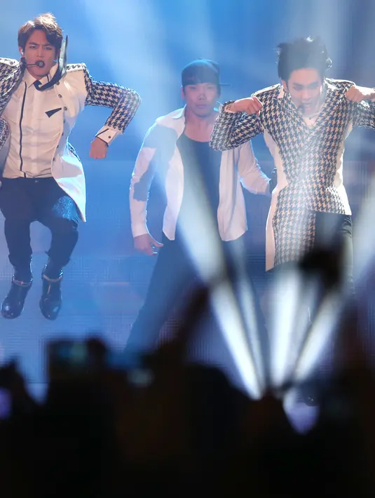 Terlihat para personel Shinee tampil fashionable saat tampil di Entertaiment Musik Korea. (AFP/Bintang.com)