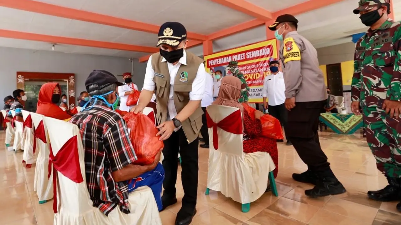 Bupati Anas Bersama ASN Banyuwangi Gotong Royong Bagi Ribuan Paket Sembako