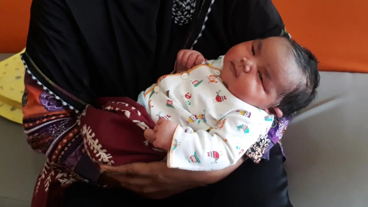Bayi raksasa berjenis kelamin perempuan dilahirkan dengan bobot 5,8 kilogram dilahirkan dengan operasi sesar. (Foto: Liputan6.com/Muhamad Ridlo)