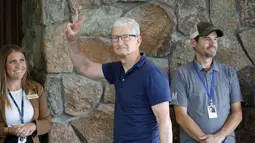 Tim Cook selaku CEO Apple tiba untuk menghadiri konvensi tahunan Allen & Co Sun Valley di Sun Valley, Idaho pada 9 Juli 2024. (KEVORK DJANSEZIAN / GETTY IMAGES NORTH AMERICA / Getty Images via AFP)
