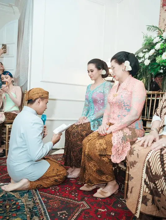 Karena ada kakaknya yang belum menikah, Wira memohon izin untuk menikah lebih terlebih dulu. [Instagram/ayushita]