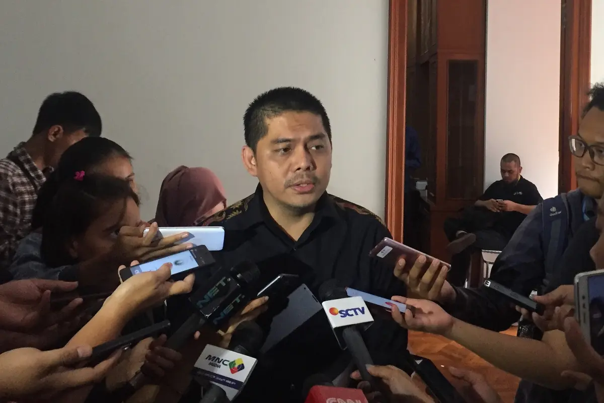 Tim Komunikasi Anies-Sandi, Naufal Firman, memberi keterangan kepada pers. (Liputan6.com/Muhammad Radityo Priyasmoro)