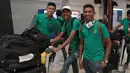 Para pemain Timnas U-19 sedang mengantre sebelum memasukin gerbang check in di Bandara Soekarno-Hatta, Cengkareng, (28/10/2017). Timnas U-19 akan mengikuti kualifikasi Piala Asia di Korea Selatan. (Bola.com/Nicklas Hanoatubun)
