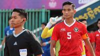 Kapten Timnas Indonesia U-22, Rizky Ridho Ramadhani memasuki lapangan sebelum dimulainya laga Grup A SEA Games 2023 menghadapi Filipina di Olympic Stadium, Phnom Penh, Kamboja, Sabtu (29/4/2023). (Bola.com/Abdul Aziz)