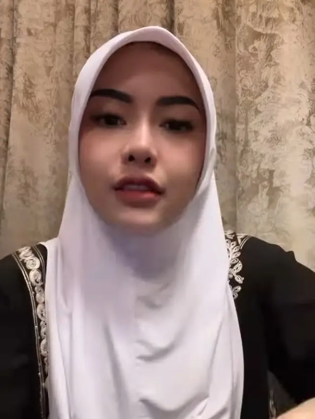 Rica Andriani Umrah Bareng Suami