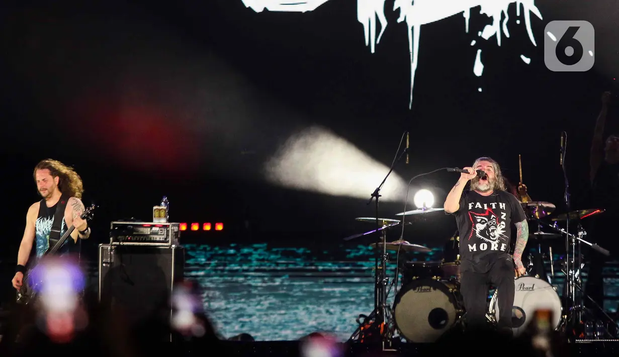 Penampilan grup band asal Amerika Suicide Silence saat tampil pada Festival musik hammersonic 2024 di Pantai Carnaval Ancol, Jakarta, Minggu (5/5/2024). (Liputan6.com/Herman Zakharia)