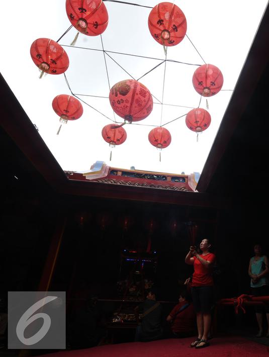 Seorang umat Tionghoa berdoa saat Tahun Baru Imlek 2567 di Vihara Dhanagun, Bogor, Senin (22/2/2016). Vihara yang juga disebut sebagai Klenteng Hok Tek Bio menjadi pusat peribadatan umat Tionghoa Kota Bogor. (Liputan6.com/Helmi Fithriansyah)