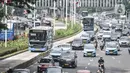 Bus Transjakarta saat melintas di Jalan Jenderal Sudirman, Senayan, Jakarta Pusat, Senin (12/9/2022). PT Transjakarta mulai hari ini kembali memperpanjang jam operasional layanan menjadi 24 jam yang berlaku di 13 koridor. Kepala Divisi Sekretaris Perusahaan Transjakarta Anang Rizkani Noor mengatakan, kebijakan ini diberlakukan untuk melayani masyarakat yang masih beraktivitas hingga larut malam. (merdeka.com/Iqbal S. Nugroho)