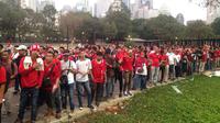 Suporter Timnas Indonesia U-19 jelang melawan Qatar di SUGBK, Jakarta, Minggu (21/10/2018). (Bola.com/Benediktus Gerendo Pradigdo)