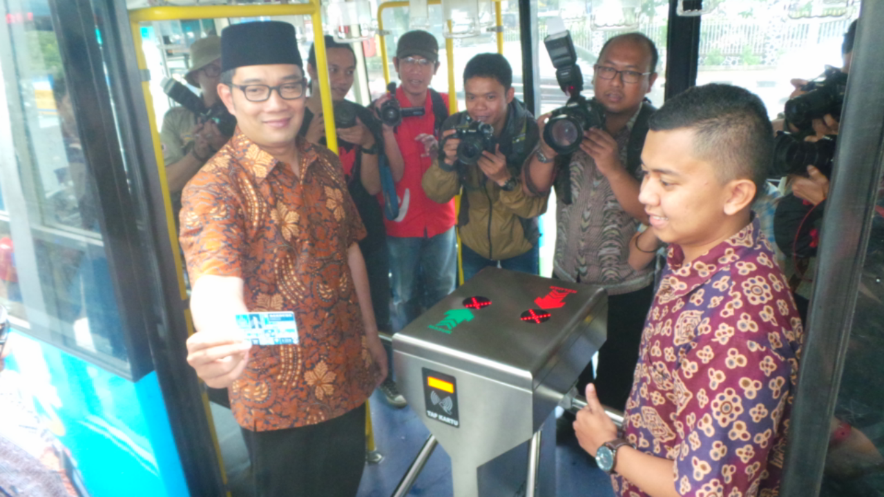 Emil Resmikan E-Ticketing Bus TMB