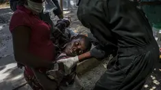Seorang pemuda yang menderita gejala kolera ditolong setibanya di sebuah klinik yang dikelola oleh Doctors Without Borders di Port-au-Prince, Haiti, Kamis, 27 Oktober 2022. Untuk pertama kalinya dalam tiga tahun, orang-orang di Haiti telah sekarat karena kolera, meningkatkan kekhawatiran tentang skenario yang berpotensi menyebar cepat dan menghidupkan kembali ingatan tentang epidemi yang menewaskan hampir 10.000 orang satu dekade lalu. (AP/Ramon Espinosa)