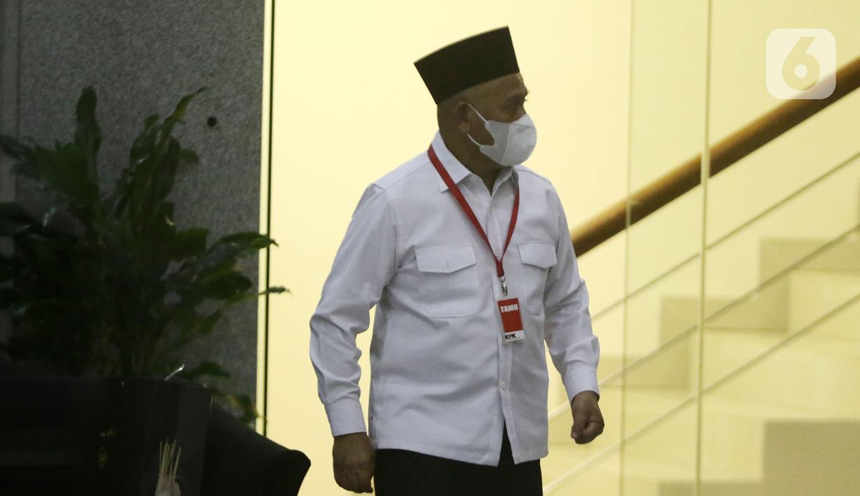 Bupati Hulu Sungai Utara (HSU) Kalimantan Selatan, Abdul Wahid usai diperiksa penyidik di Gedung Merah Putih KPK, Jakarta, Jumat (1/10/2021). Abdul Wahid diperiksa sebagai saksi terkait dugaan suap pengadaan barang dan jasa di Kabupaten Hulu Sungai Utara, Kalsel. (Liputan6.com/Helmi Fithriansyah)