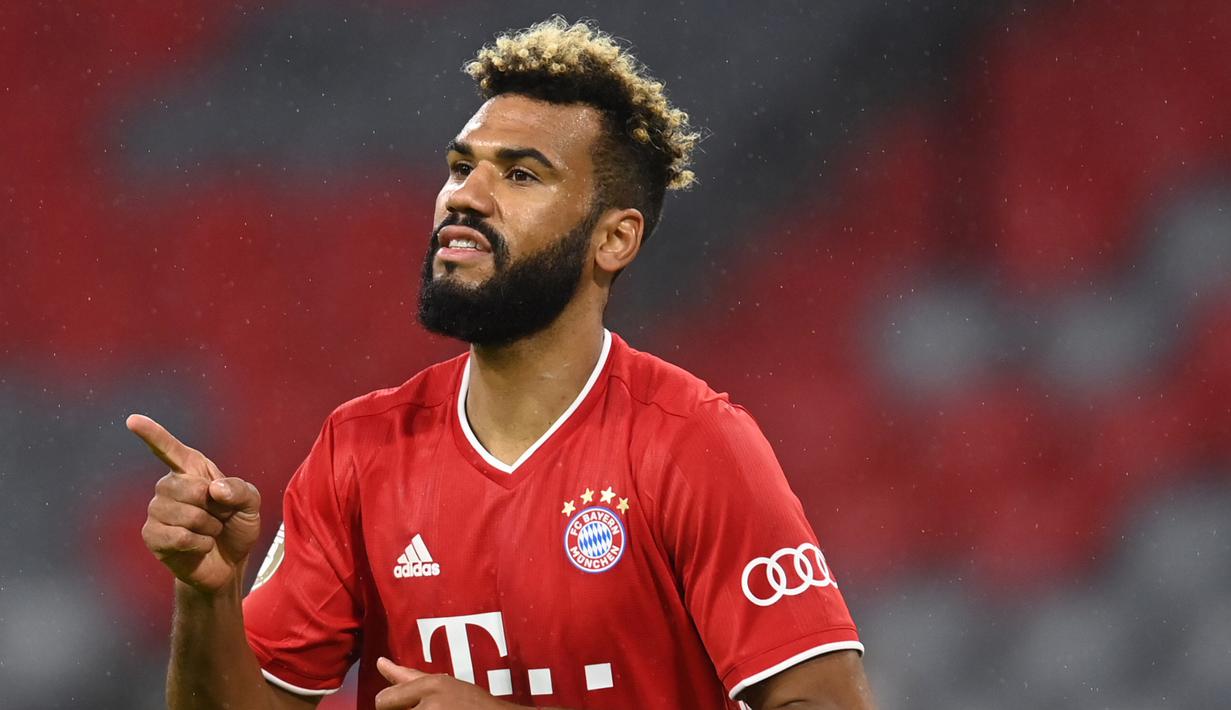 Penyerang Bayern Munchen, Eric Maxim Choupo-Moting, merayakan gol yang dicetaknya ke gawang Duren Merzenich pada laga DFB Pokal di Stadion Allianz Arena, Jumat (16/10/2020) dini hari WIB. Bayern Munchen menang 3-0 atas Duren Merzenich. (AFP/Christof Stache)
