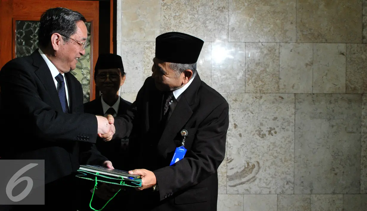 Ketua Majelis Permusyawaratan Tiongkok Yu Zengsheng menerima cenderamata dari pengurus masjid Istiqlal di masjid Istiqlal, Jakarta, Selasa (27/7). 