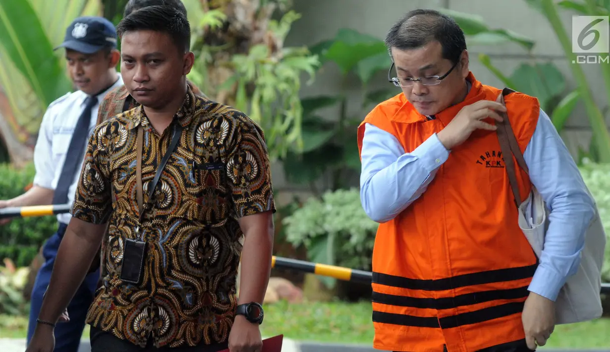 CEO PT Binasawit Abadi Pratama wilayah Kalteng, Willy Agung Adipradhana dikawal petugas akan menjalani pemeriksaan di gedung KPK, Jakarta, Jumat (21/12). Willy diperiksa terkait suap limbah sawit di Danau Sembuluh, Kalteng. (Merdeka.com/Dwi Narwoko)