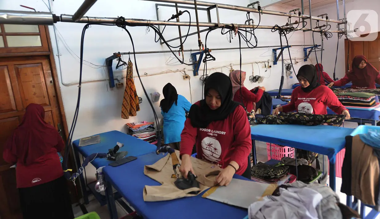 Pekerja menyetrika pakaian di Bogor Laundry, Sukasari, Bogor, Jawa Barat, Minggu (6/10/2019). Jasa laundry yang memiliki kapasitas produksi 800 Kg pakaian per hari tersebut memanfaatkan energi gas bumi Perusahaan Gas Negara (PGN) untuk kegiatan operasionalnya. (merdeka.com/Arie Basuki)