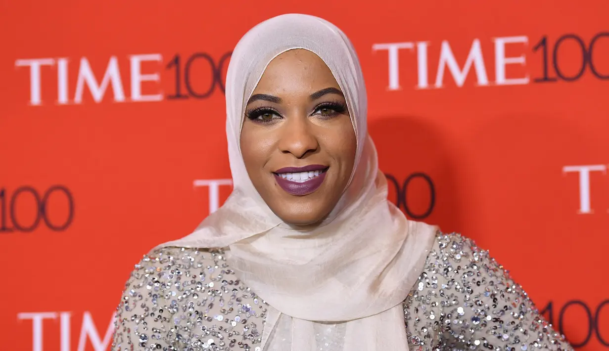 Atlet Ibtihaj Muhammad saat menghadiri Gala 100 TIME di Manhattan, New York, AS, Selasa (25 /4). Ibtihaj merupakan atlet anggar yang berasal dari Amerika Serikat. (AFP Photo)