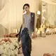 Anya Geraldine tampil mengenakan kebaya lace abu-abu dipadukan selendang batik dihiasi bros senada dengan bawahannya. [@anyageraldine]