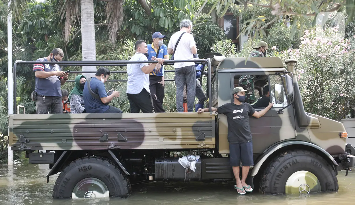 Warga dievakuasi menggunakan truk saat banjir rob merendam Kompleks Perumahan Pantai Mutiara, Pluit, Jakarta, Minggu (7/6/2020). (merdeka.com/Iqbal S. Nugroho)