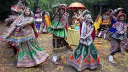 Para pria dan wanita yang mengenakan pakaian warna-warni berlatih tarian tradisional negara bagian Gujarat, Garba, jelang Festival Navratri di Ahmadabad, India, Jumat (1/10/2021). Festival Navratri yang berlangsung sembilan malam pada musim gugur akan dimulai dari 7 Oktober. (AP Photo/Ajit Solanki)