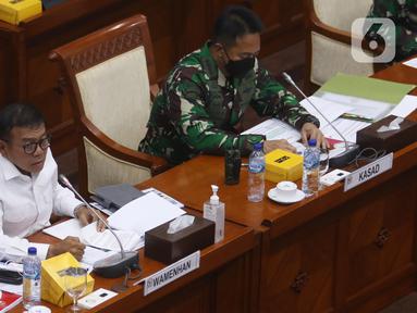 Wamenhan RI M. Herindra (kiri) dan KSAD Jenderal TNI Andika Perkasa saat rapat dengar pendapat (RDP) dengan Komisi I DPR RI di Kompleks Parlemen, Jakarta, Senin (31/5/2021). RDP membahas isu-isu aktual terkait strategi dan kebijakan umum pertahanan negara tahun 2020-2024. (Liputan6.com/Angga Yuniar)