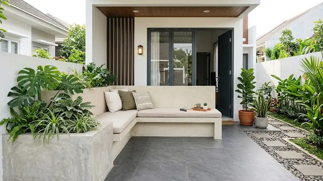 Teras Minimalis dengan Bangku Built-in dan Pot Tanaman Menyatu