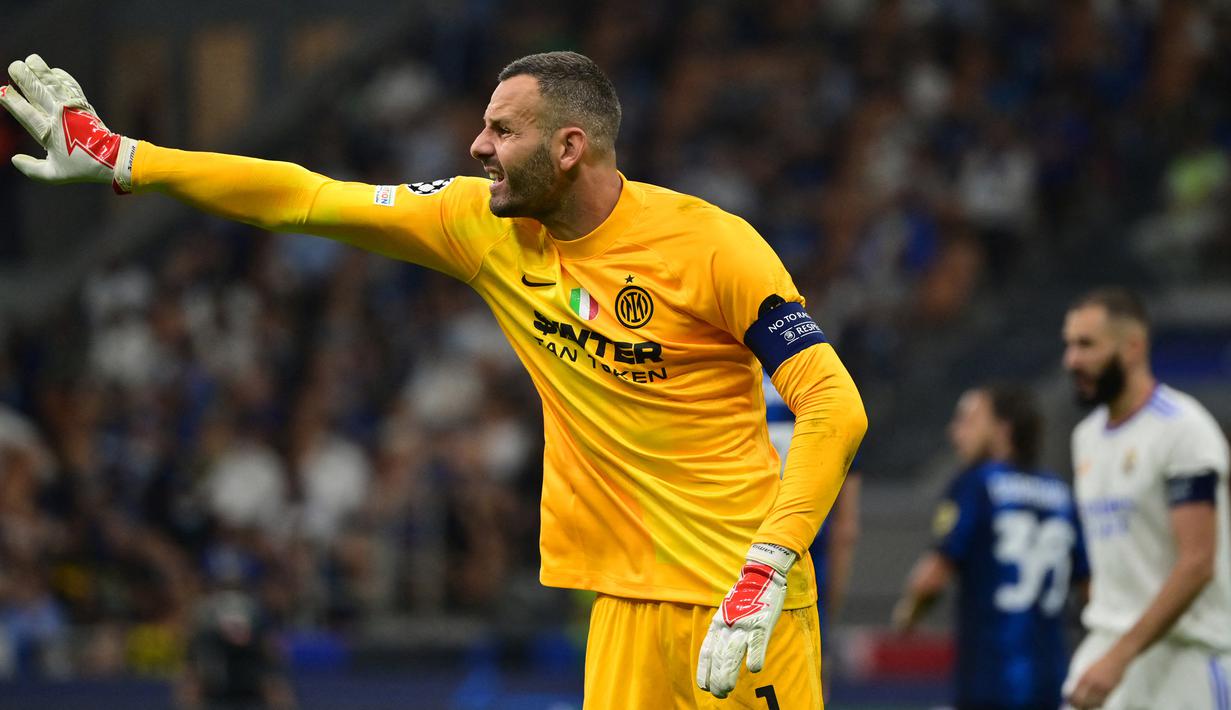Samir Handanovic. Kiper Inter Milan berusia 37 tahun ini mampu membawa timnya menjuarai Serie A musim 2020/2021 lalu. Ia juga menjadi kiper dengan catatan clean sheets terbanyak di Serie A musim lalu dengan torehan 15 kali clean sheets. (AFP/Miguel Medina)