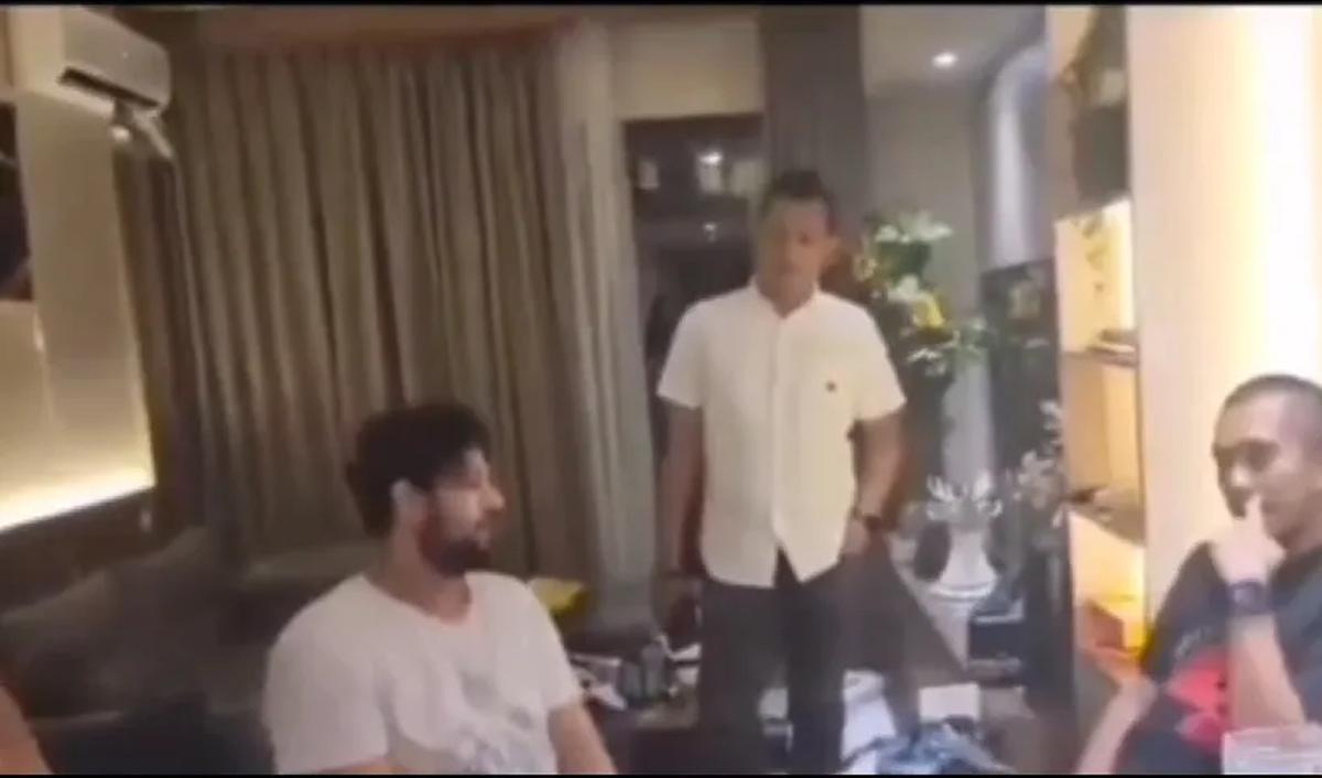 Setelah itu, video menunjukan Ammar Zoni yang di introgasi tanpa perlawanan dengan raut wajah pasrah.&nbsp;<br>