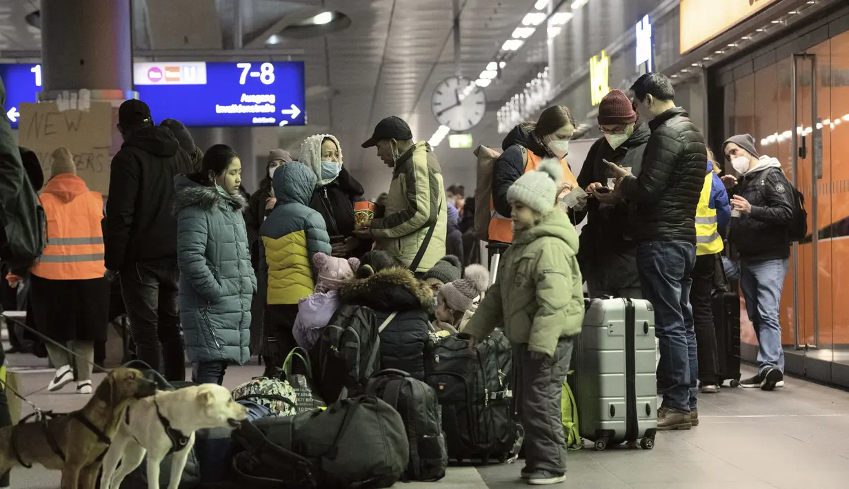 Pengungsi dari zona perang Ukraina menunggu di Stasiun Pusat Berlin, Selasa (1/3/2022). Menjelang malam, diperkirakan 300 orang tiba di Berlin dengan kereta api. Sejumlah relawan kemudian merawat orang-orang yang terdampar. (Paul Zinken/dpa via AP)