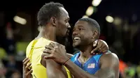 Pelari Jamaika, Usain Bolt (kiri) berbincang dengan Justin Gatlin setelah final lari 100 meter pada Kejuaraan Dunia Atletik 2017, di London, Sabtu (5/8/2017) malam waktu setempat. (AP/Matt Dunham)