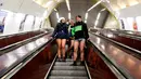Penumpang berada di ekskalator tanpa mengenakan celana selama berpartisipasi dalam 'No Pants Subway Ride' di Praha, Republik Ceko, (8/1). Ditengah musim dingin para penumpang tidak memakai celana. (AFP Photo/Michal Cizek)