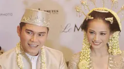 Acha Septriasa dan Vicky Kharisma menggelar konferensi pers usai melakukan akad nikah, Minggu,Jakarta (11/12). Acha dan Vicky mengaku sedikit tegang saat prosesi ijab kabul. (Liputan6.com/Helmi Afandi)